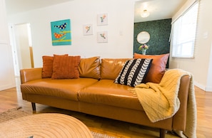 Smart TV, chimenea, libros y biblioteca musical 
