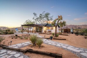 Exterior - Casa coyotes | Joshua Tree | Hot tub | pool | view (Joshua Tree)