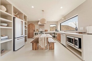 Fridge, microwave, oven, stovetop - Casa coyotes | Joshua Tree | Hot tub | pool | view (Joshua Tree)