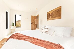 2 makuuhuonetta, työpöytä, silitysrauta/-lauta, vauvan matkasänky