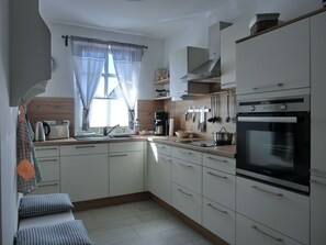 Stovetop, coffee/tea maker, electric kettle, toaster - Vacation home FH24 - semi-detached house for 6 persons, 110 m², incl. bed linen, WLAN (Graal-Müritz)