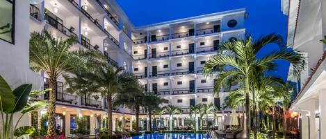 Una piscina al aire libre