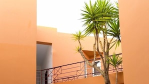A multi-level building with a staircase leading to a balcony. - Hotel Elotia (Chania)