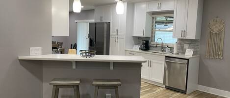 Réfrigérateur, micro-ondes, four, plaque de cuisson