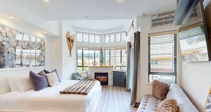 Luxury King Suite Village North Mountain Views -The Nest- Pet Friendly!