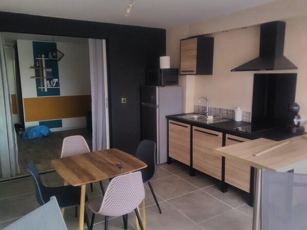 Réfrigérateur, micro-ondes, plaque de cuisson, cafetière/bouilloire