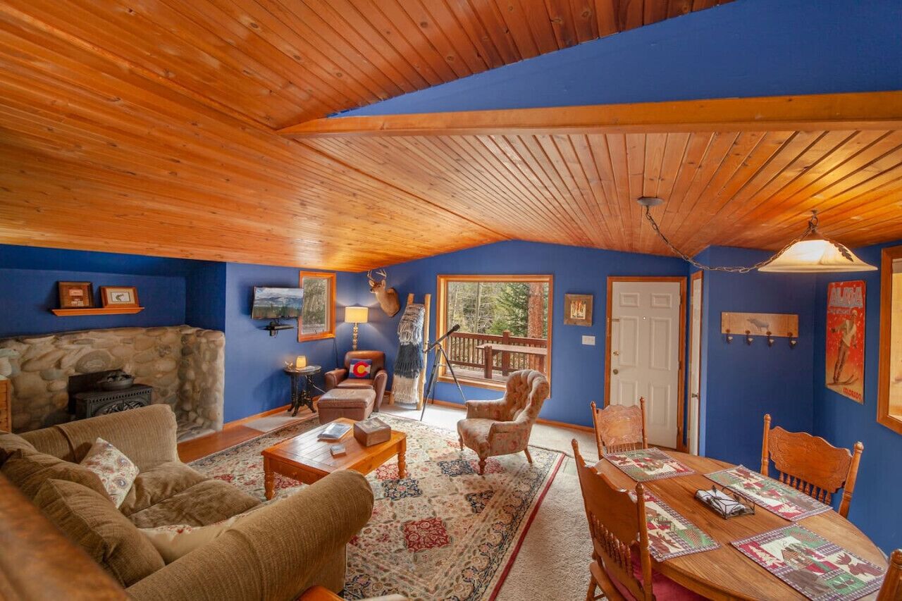 Een televisie en een open haard