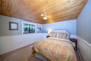 2 bedrooms, travel cot, WiFi, bed sheets