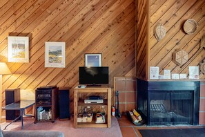 Televisión y chimenea 