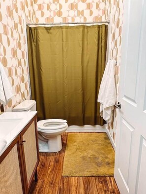 Tina, amenidades de baño gratuitas, secadora de cabello, toallas 