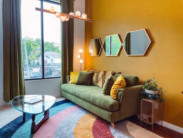 Living area - Vintage Vibes: Minutes From The Broadway Buzz (Nashville)