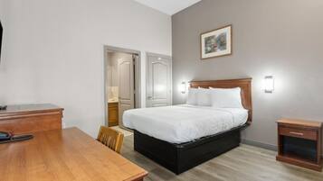 Desk, soundproofing, rollaway beds, free WiFi