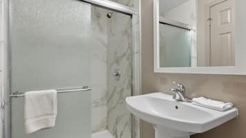 Standardzimmer, 1 Schlafzimmer, Nichtraucher | Badezimmer | Duschwanne, Regendusche, Handtücher, Seife