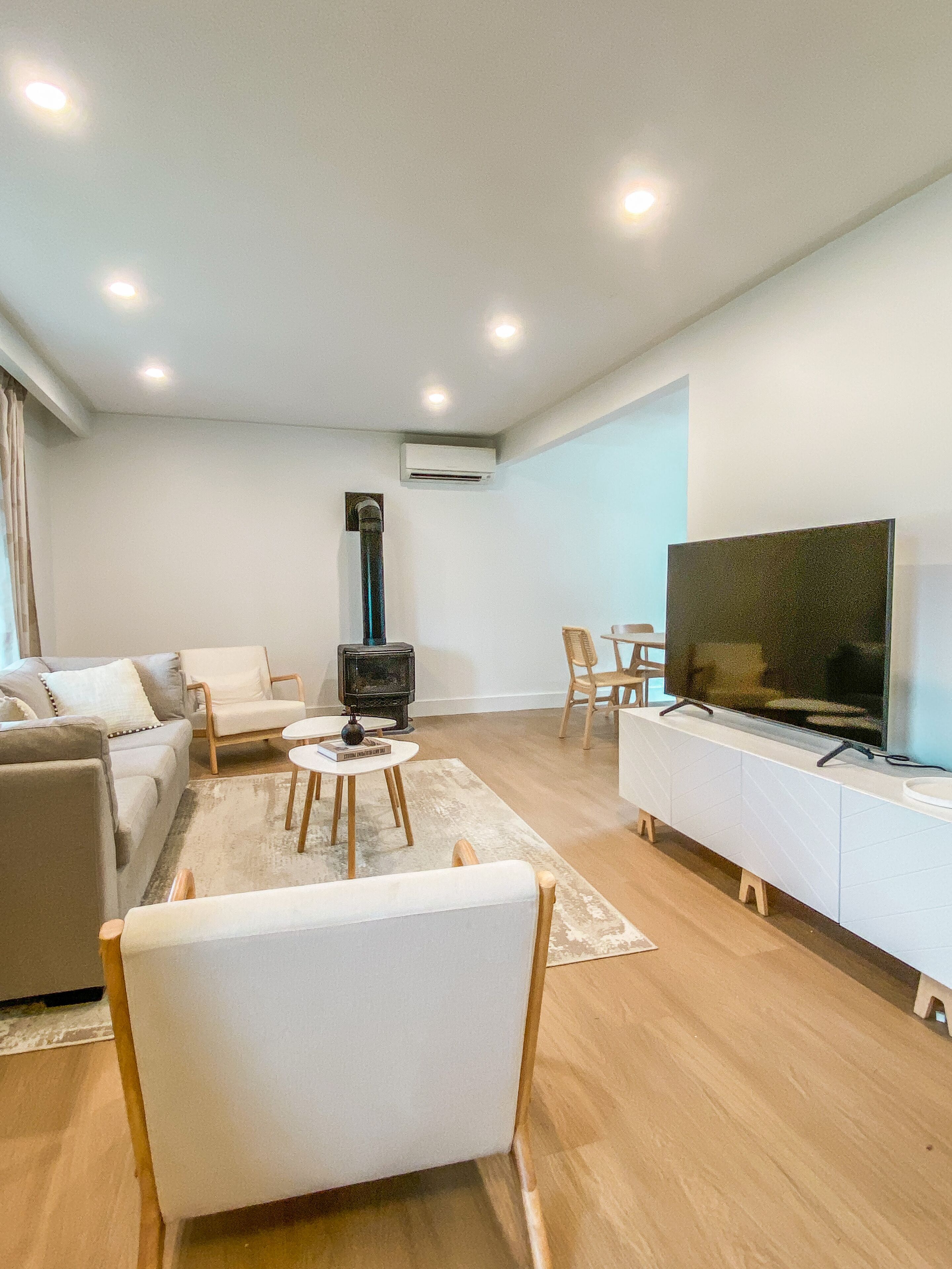 Télévision, cheminée