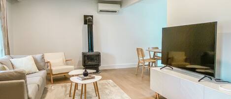 Télévision, cheminée