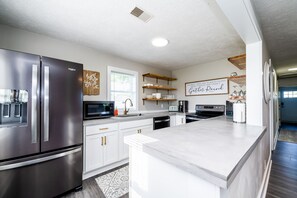 ثلاجة، ميكروويف، فرن، موقد طهي مسطح