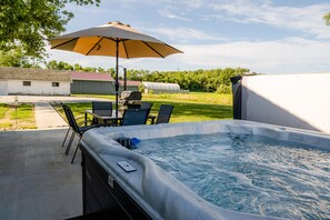 Outdoor dining - Completely remodeled house close to the beach, golf, and tons of wineries! (Baroda)