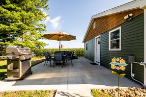 Outdoor dining - Completely remodeled house close to the beach, golf, and tons of wineries! (Baroda)