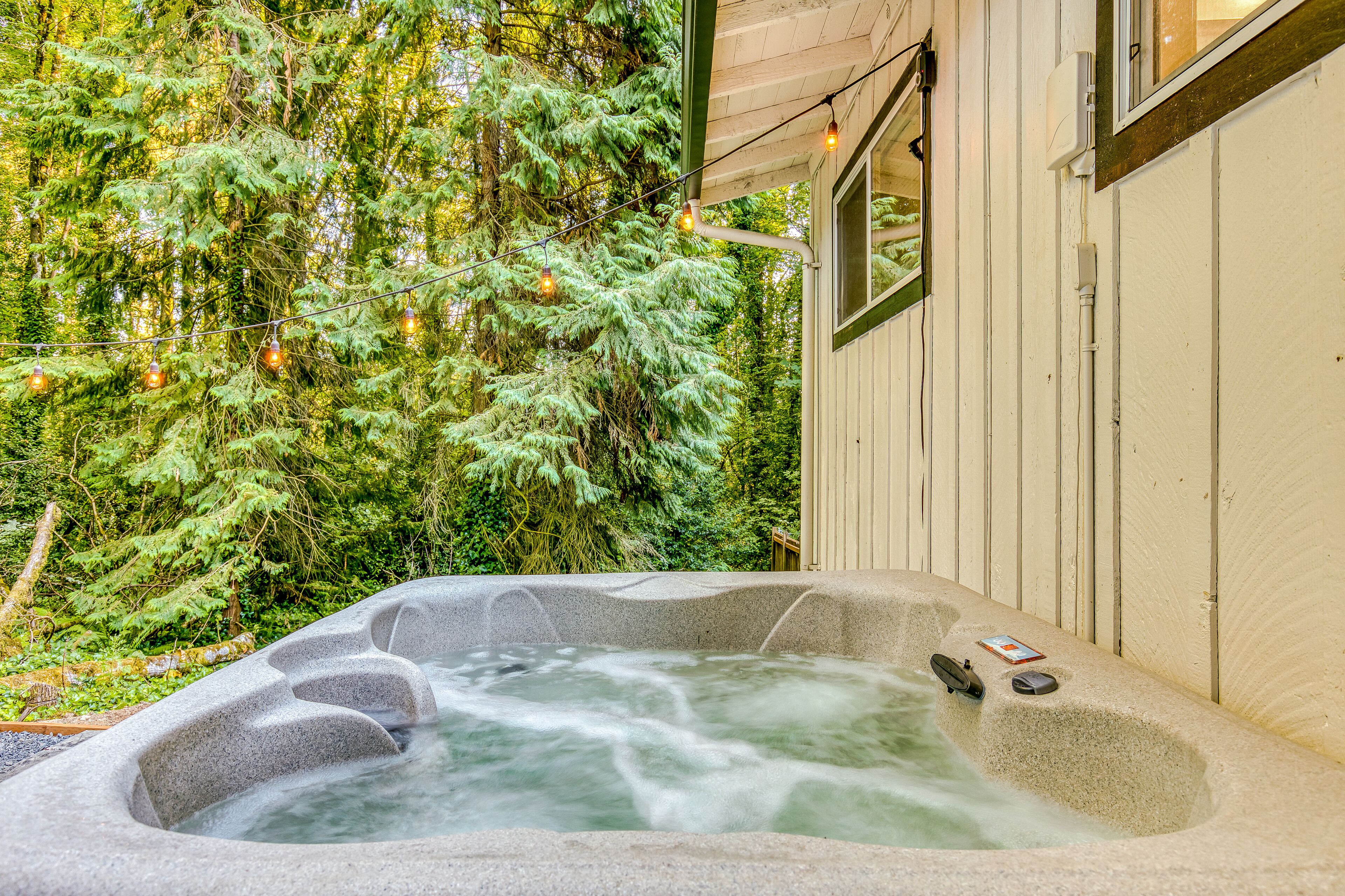 Lovely duplex with private hot tub, game room, deck & washer/dryer