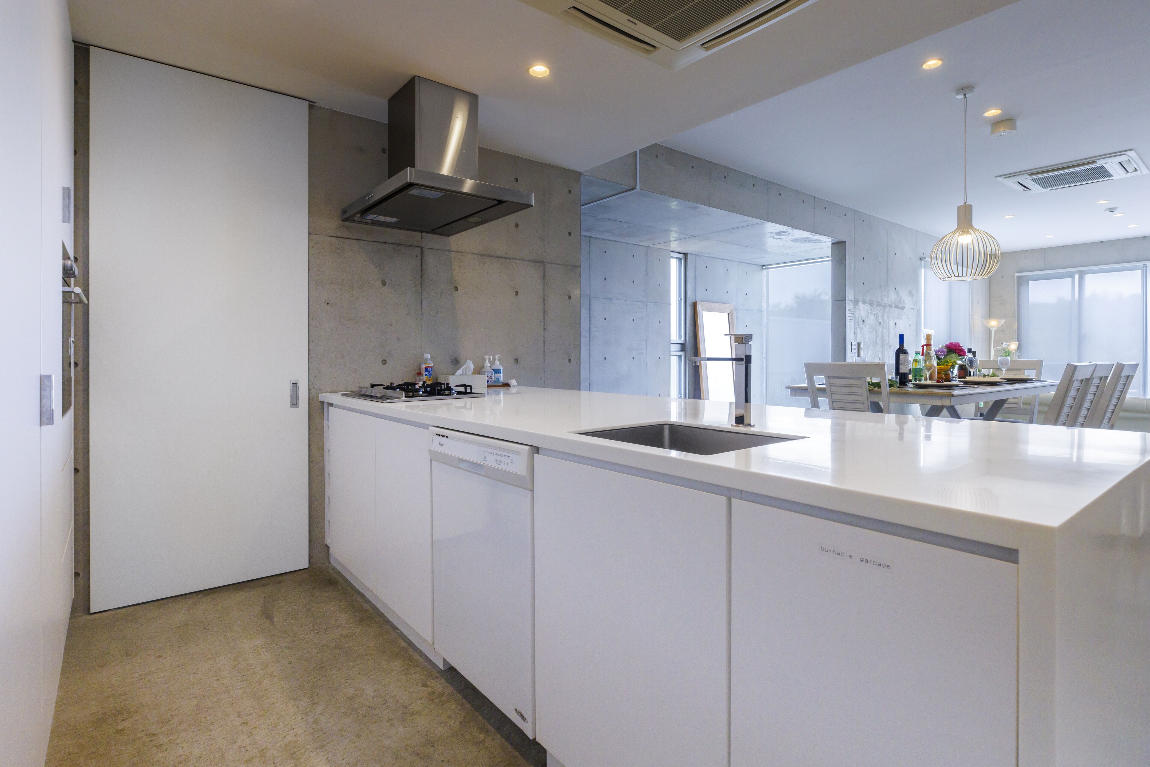 Villa básica | Cocina privada | Frigorífico, microondas, placa de cocina y cafetera o tetera