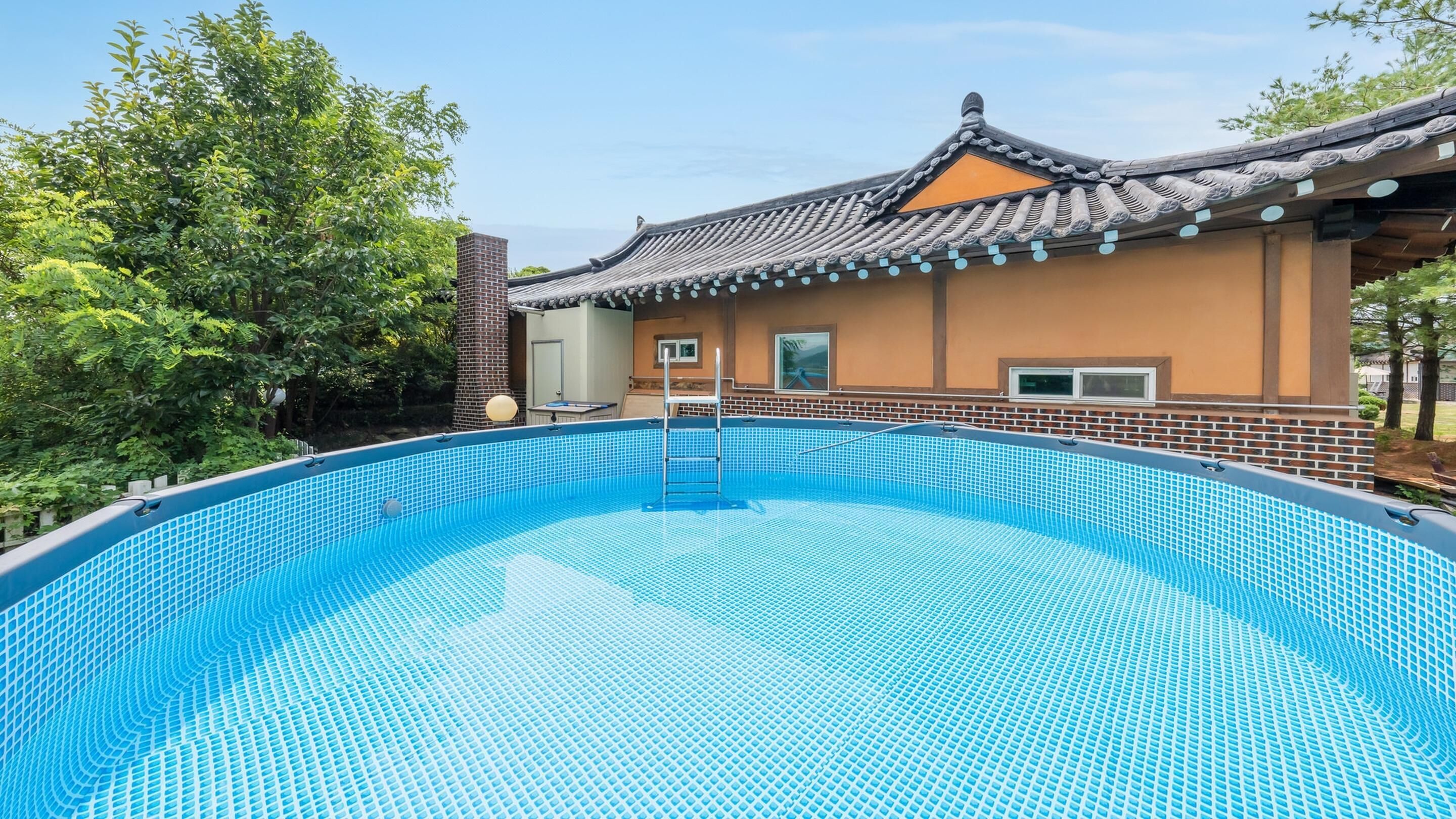 Una piscina al aire libre