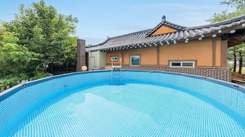 Quarto básico, 3 quartos (Hanok dokchae 1ho (Dandok jutaek)) | Piscina | Piscina externa