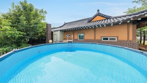 基础客房, 3 间卧室 (Hanok dokchae 1ho (Dandok jutaek)) | 泳池 | 室外游泳池