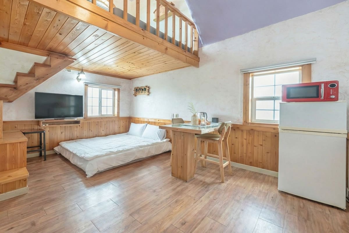 Basic Room, 1 Bedroom (Ganghwayeok 2ho (2cheung)) | 1 bedroom, free WiFi