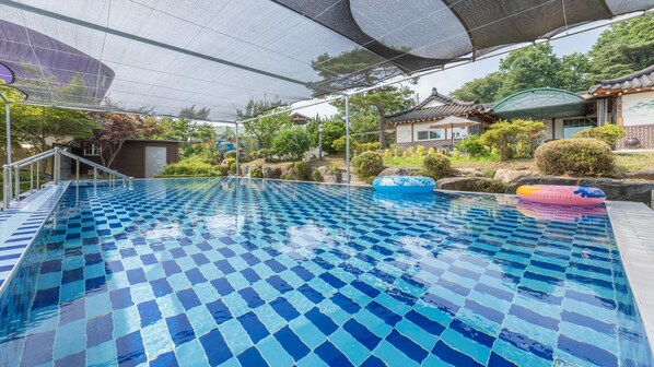 Outdoor pool - Ganghwa Gichayeohaeng Pension (Incheon)