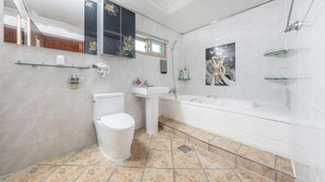 Basic Room, 3 Bedrooms (Hanok dokchae 1ho (Dandok jutaek)) | Bathroom - Ganghwa Gichayeohaeng Pension (Incheon)