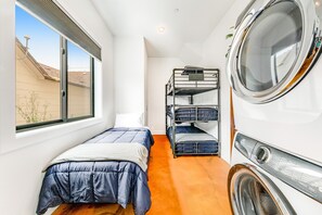 1 habitación, tabla de planchar con plancha, internet y ropa de cama