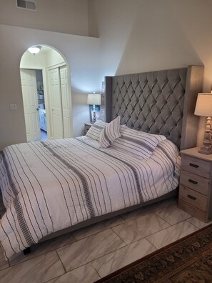 5 camere, una scrivania, ferro/asse da stiro, Wi-Fi gratuito