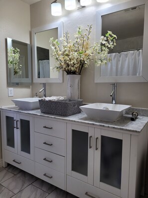 Doccia, asciugacapelli, asciugamani, sapone