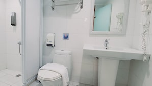 A bathroom with a shower, toilet, sink, and a mirror. - Ximen Garden Hotel (Taipei)