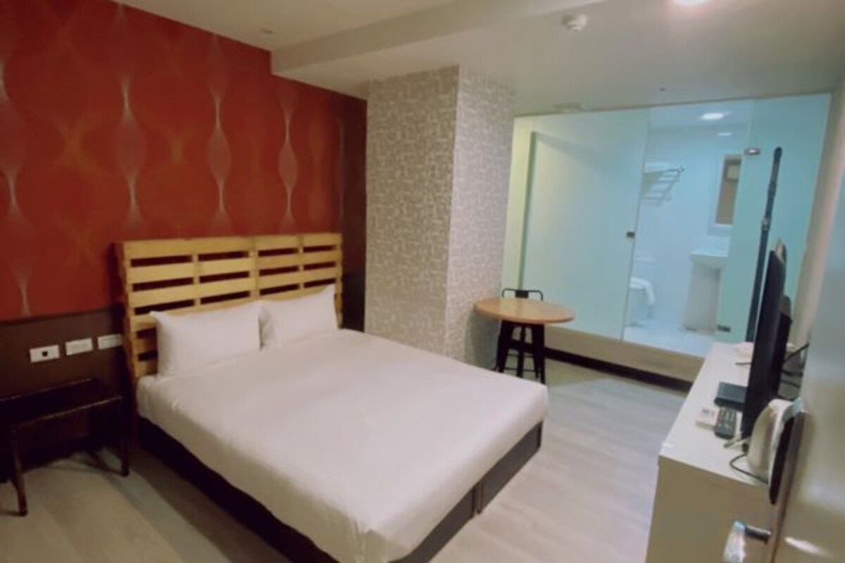 WiFi (free), bed sheets