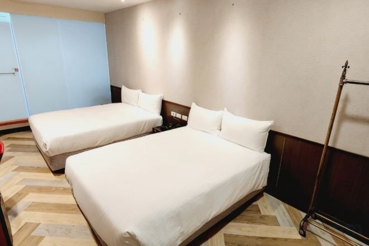 WiFi (free), bed sheets