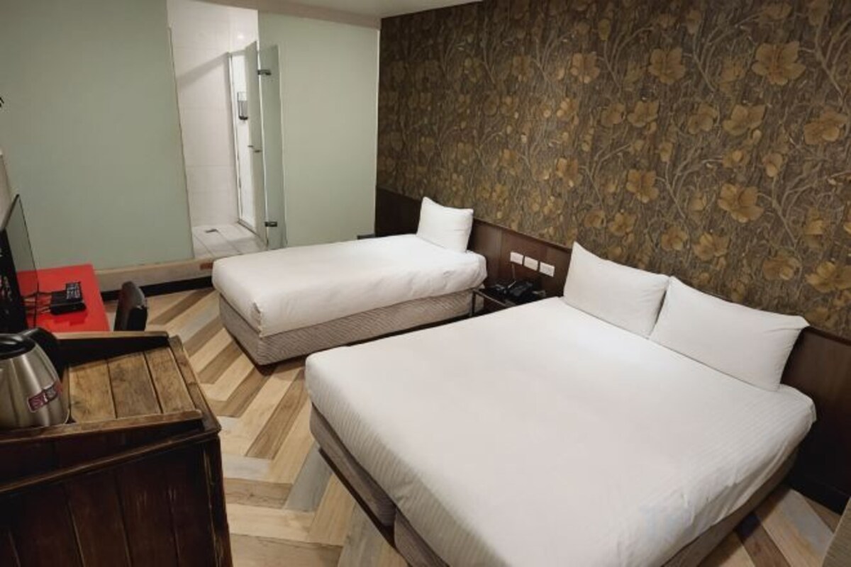 WiFi (free), bed sheets