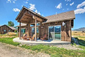 Terrace/patio - Dreamy Mountain-View Cabin Near Yellowstone! (Livingston)