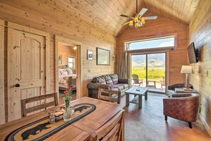 TV, books - Dreamy Mountain-View Cabin Near Yellowstone! (Livingston)