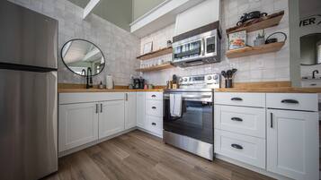 Refrigerador, microondas, horno y parrilla de estufa