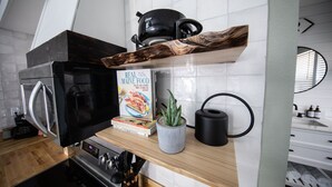 Kaffetrakter/tekoker, kjøleskap, mikrobølgeovn og ovn