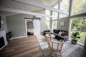 تلفزيون ذكي، مدفأة، كُتُب