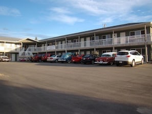 A motel with multiple parking spaces and a two-story building with balconies. - Shoreside Inn & Suites Wabamun (Wabamun)