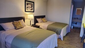 Double Room with Two Double Beds | Individuell dekoriert, laptopgeeigneter Arbeitsplatz