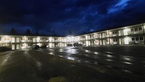 A motel with multiple rooms and a parking lot. - Shoreside Inn & Suites (Wabamun)