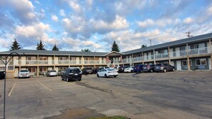 Front of property - Shoreside Inn & Suites (Wabamun)