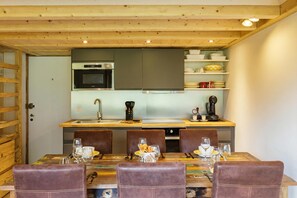 Fridge, microwave, oven, stovetop - Résidence Grand Roc - Ancolies 216, Argentière (Chamonix), France (Argentière (Chamonix))