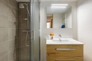 Shower, towels - Résidence Grand Roc - Ancolies 216, Argentière (Chamonix), France (Argentière (Chamonix))