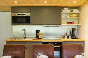 Fridge, microwave, oven, stovetop - Résidence Grand Roc - Ancolies 216, Argentière (Chamonix), France (Argentière (Chamonix))