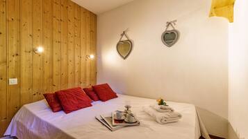 1 bedroom, WiFi (free), bed sheets